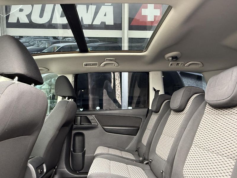 Volkswagen Sharan 2,0 TDI Panorama Automat DSG - fotka 25 z 41