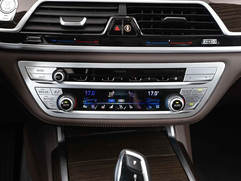 BMW Řada 7 750Li xDrive Sedan - fotka 14 z 22
