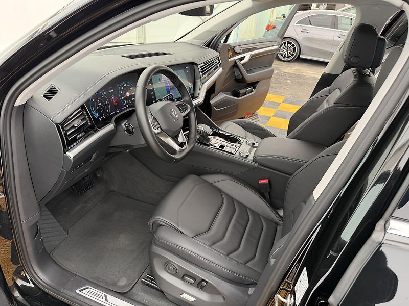 Volkswagen Touareg 3.0Tdi*1-MAJ*DPH*ELEGANCE* - fotka 8 z 45
