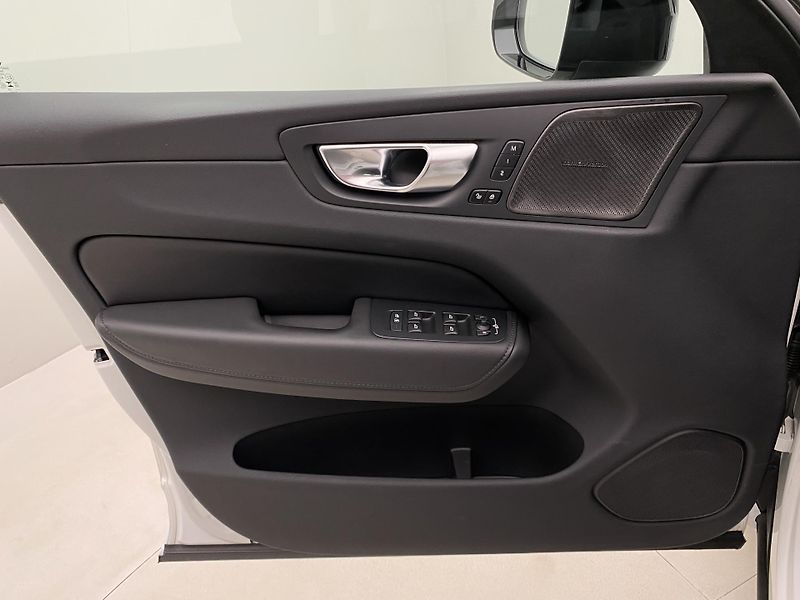Volvo XC60 B5 AWD DARK PLUS AUT CZ - fotka 7 z 60