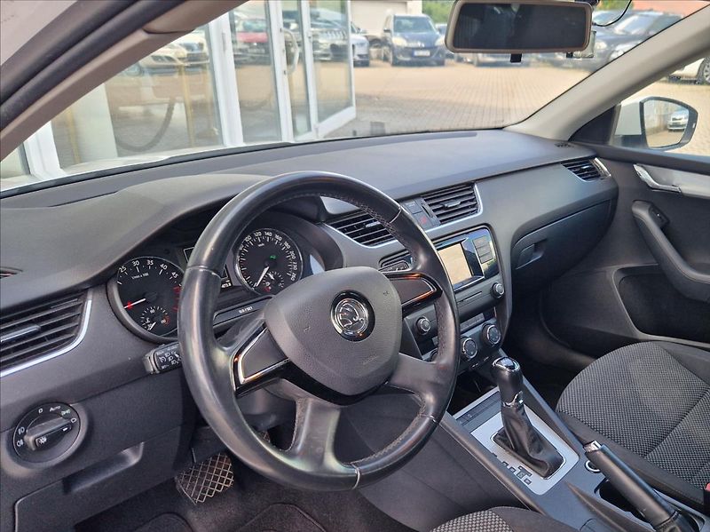 Škoda Octavia 1,6 TDI VÝHŘEV NEZ.TOPE XENONY - fotka 19 z 34