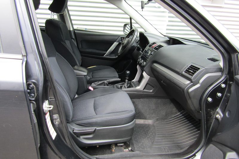 Subaru Forester (2014) 2,0D  6MT 1.maj.ČR plný servis - fotka 27 z 35