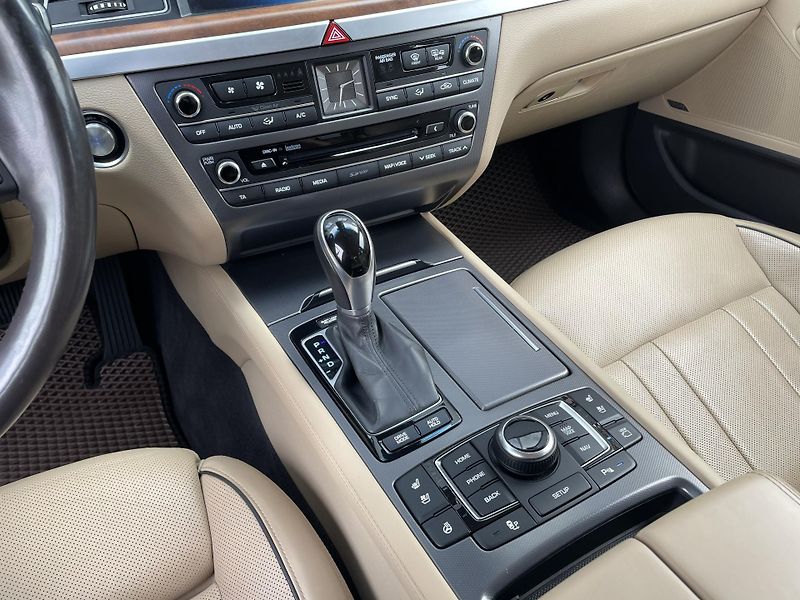 Hyundai Genesis EXCLUSIVE 3.8 GDI V6 4x4 232kW - fotka 18 z 33