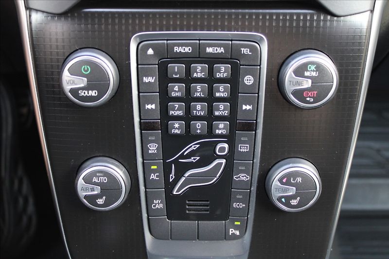 Volvo V40 2,0 D3  R-DESIGN,AUTOMAT - fotka 21 z 36