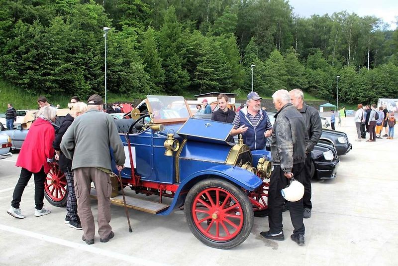 Na Centrální parkoviště P1 ve Skiareálu Ještěd se sjelo přes sedm desítek účastníků.