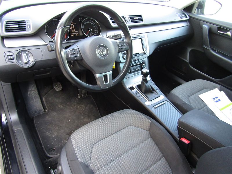 Volkswagen Passat (2011) 1.6 TDI 77kW - fotka 13 z 45