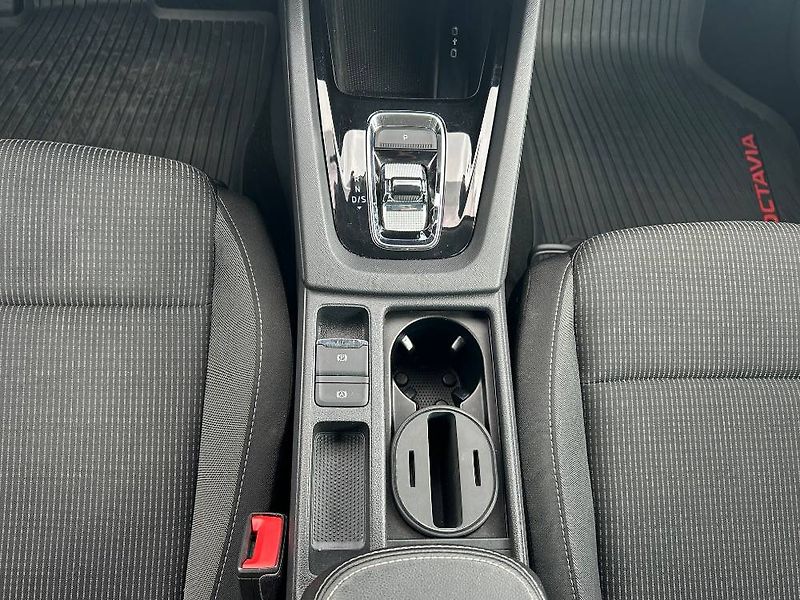 Škoda Octavia Ambition 7DSG 2,0TDI - fotka 9 z 23