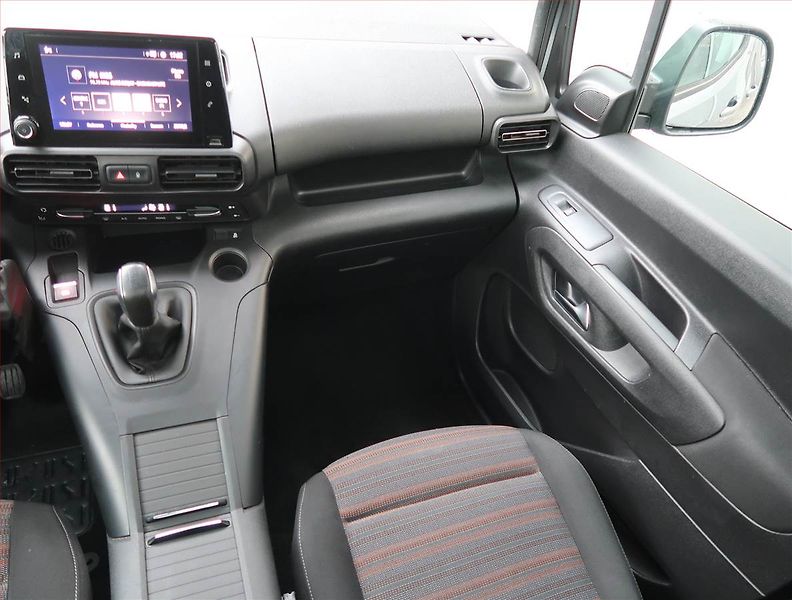 Opel Combo (2018) 1.5 CDTI, 5Míst, 1Maj - fotka 8 z 13