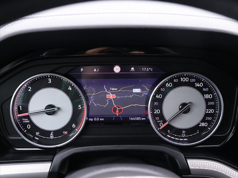 Volkswagen Touareg 3,0 TDI 170kW DSG 4M LED CZ - fotka 17 z 31