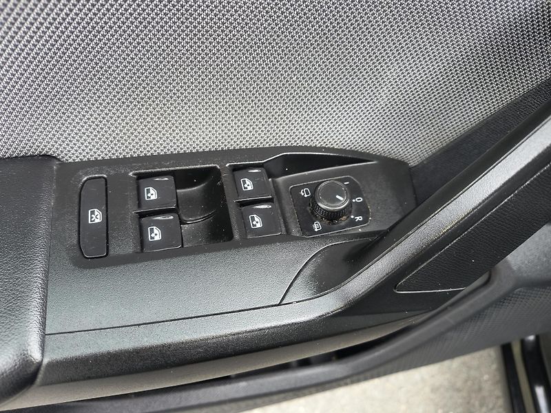 Seat Leon 1.0 eTSi AT 81KWNAVI/MATRIXLED - fotka 31 z 67