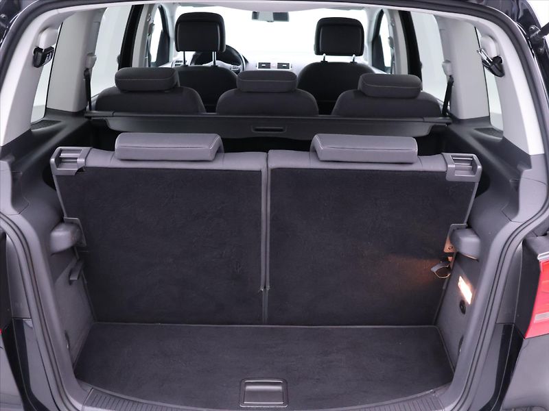 Volkswagen Touran 1,2 TSI Match 7-Míst Serv.knih - fotka 10 z 35