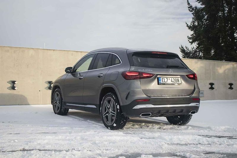 GLA s hybridem do zásuvky je ideální volbou do města a okolí.
