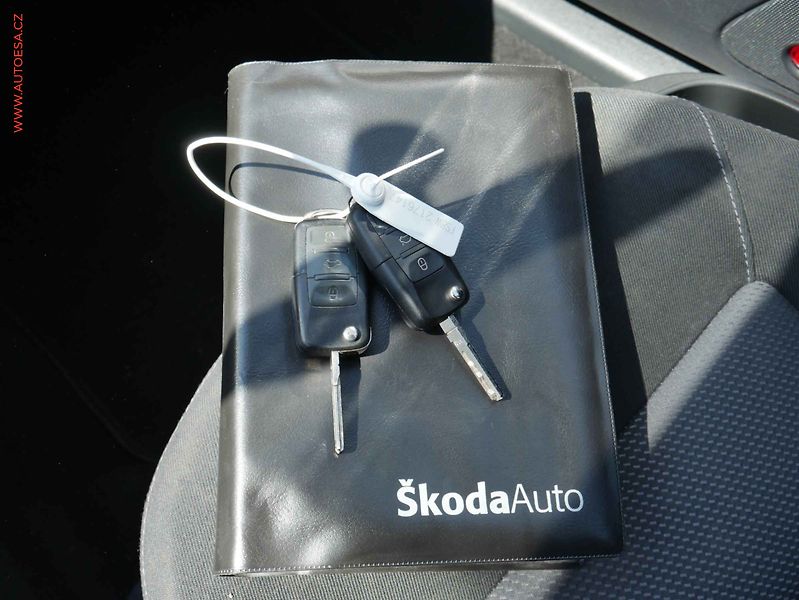 Škoda Octavia (2007) 1.9 TDi, STK 8/2027, AC - fotka 13 z 13