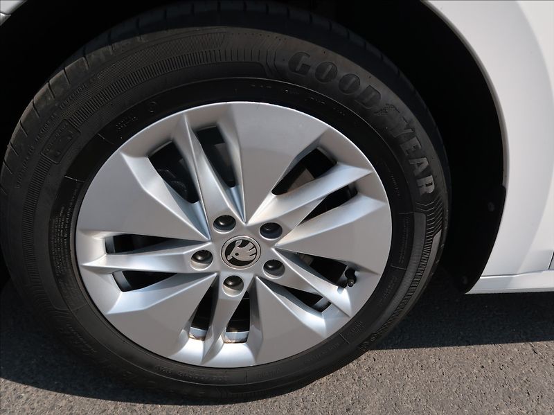 Škoda Octavia 2,0 TDi,1majČR,Serv.k.,DSG,DPH - fotka 23 z 26