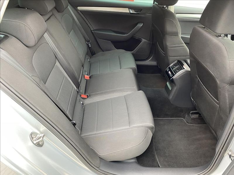 Škoda Superb 2,0 TDi  EXECUTIVE / DSG / NAV - fotka 19 z 37