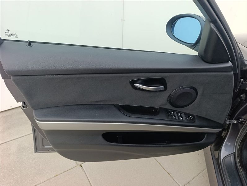BMW Řada 3 2,0 d 130kW Aut.klima Tempomat - fotka 12 z 30