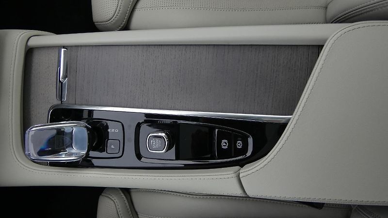 Volvo XC90 B5 AWD Plus Bright 7 míst - fotka 16 z 26