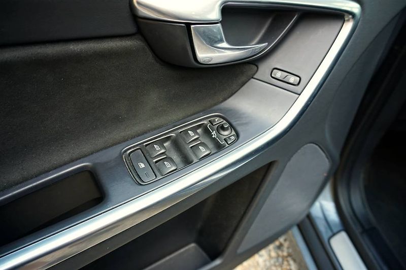 Volvo XC60 (2017) R-DESING 2,4 D4 140 kW - fotka 33 z 57
