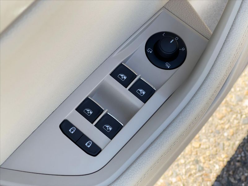 Škoda Superb 2,0 TDI 147kW DSG 4x4 L&K DPH - fotka 16 z 40
