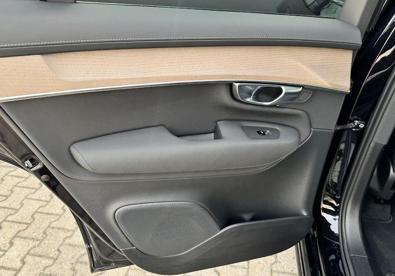 Volvo XC90 T8 AWD PLUS BRIGHT/ 360 / kola - fotka 29 z 62