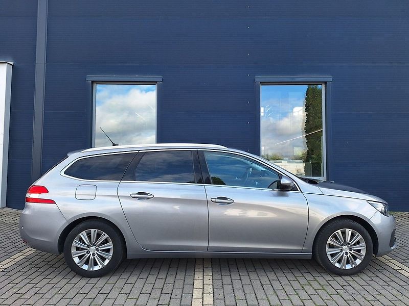 Peugeot 308 (2018) SW ALLURE 1,2PT 130k M6 - fotka 6 z 18