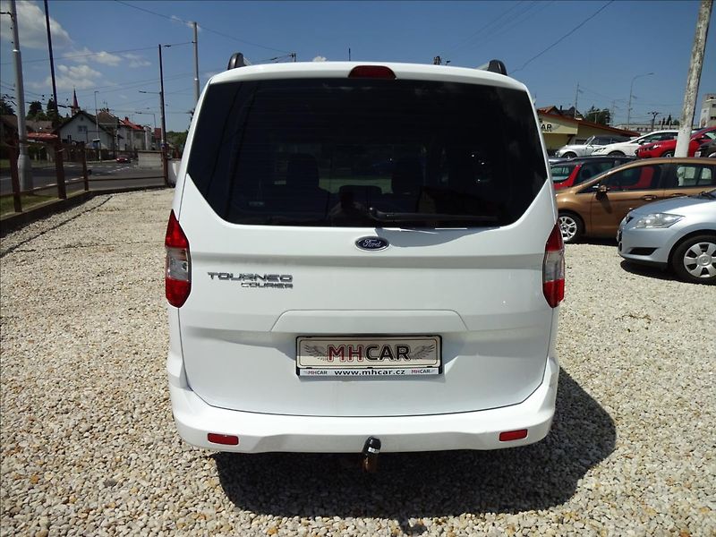 Ford Tourneo Courier 1.5 TDCI - fotka 5 z 44