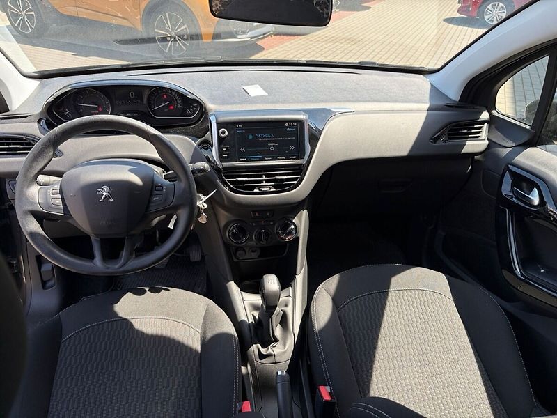 Peugeot 208 1.2 PureTech Allure - fotka 13 z 14