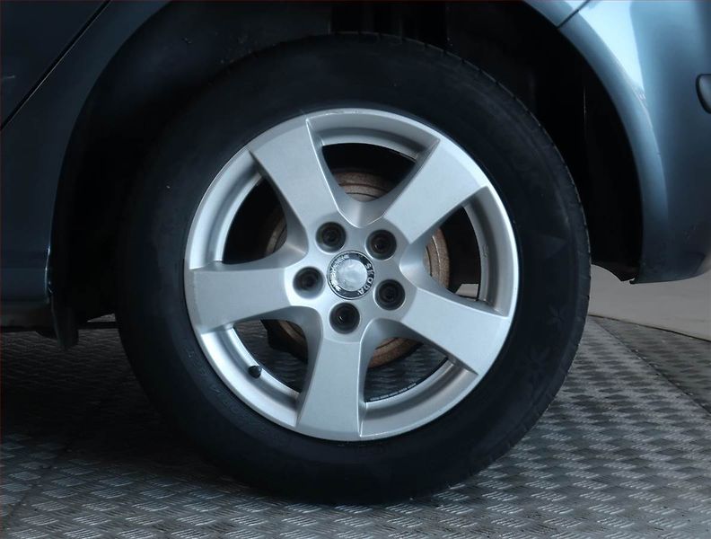 Škoda Fabia (2005) Ambiente 1.4 16V, nová STK - fotka 14 z 15
