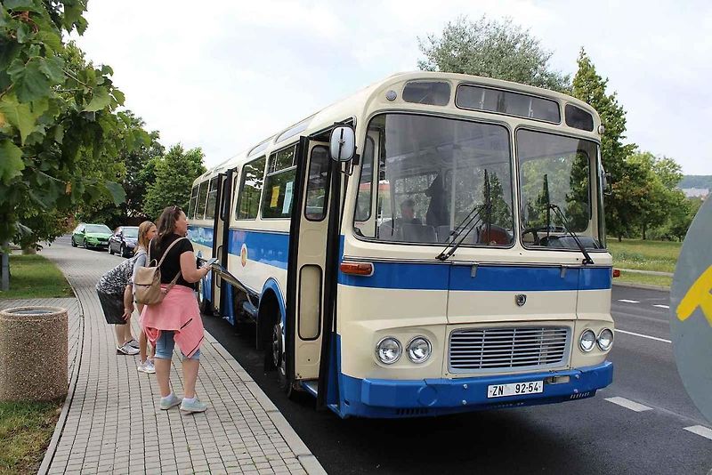 Dva dny si mohli zájemci prohlížet historický autobus Karosa ŠL11 z roku 1979, který na stanovišti před přesunutým kostelem Nanebevzetí Panny Marie v Mostě vystavoval Dopravní podnik měst Mostu a Litvínova.