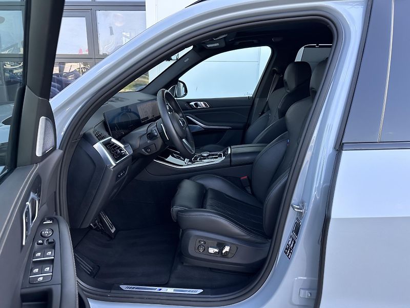 BMW X5 xDrive30d M-Sport - fotka 7 z 36