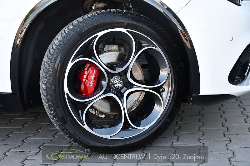 Alfa Romeo Stelvio 2.2D 16V 154kW Veloce AT8-Q4 - fotka 46 z 51