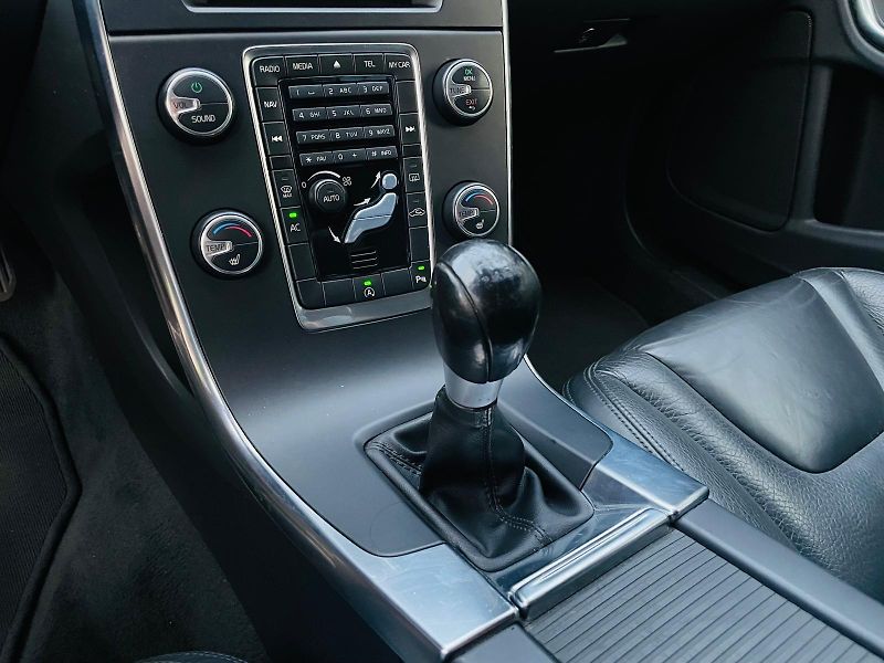 Volvo V60 2.0D3 5VÁLEC SERVISKA TAŽNÉ - fotka 38 z 45