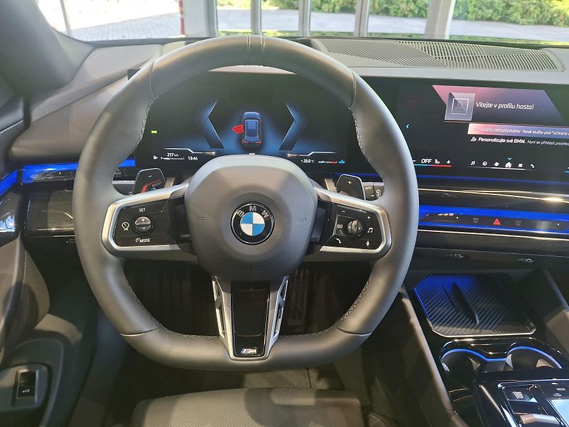 BMW Řada 5 540d xDrive Touring M-Sport - fotka 11 z 27