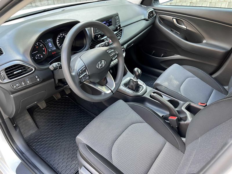 Hyundai i30 1.5 DPi 81 kW 1.MAJ SERVISKA - fotka 9 z 17