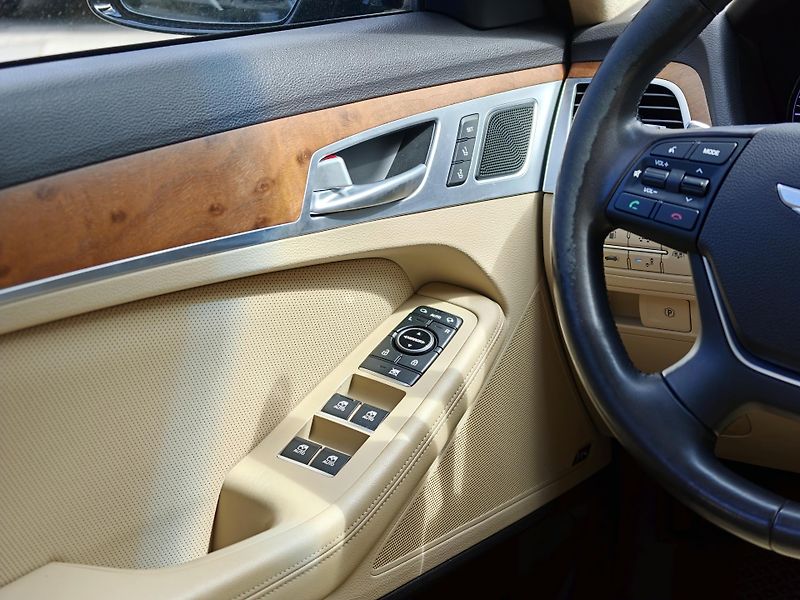 Hyundai Genesis V6 GDi 3,8 HTrac CZ,1 maj - fotka 28 z 37