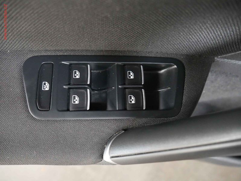 Volkswagen Golf (2017) 2.0 TSi, LED, park.čidla - fotka 19 z 20