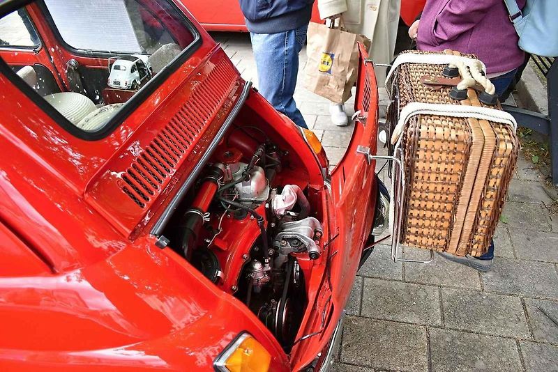 Tradiční sraz autoveteránistů na náměstí T. G. Masaryka v Prostějově. 18. května 2025