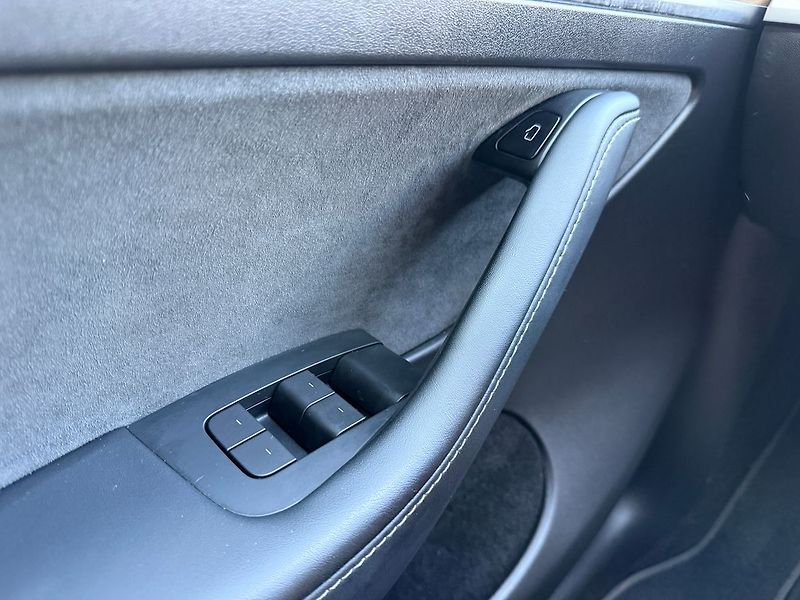 Tesla Model Y Standrart Range LFP Tažné - fotka 37 z 43