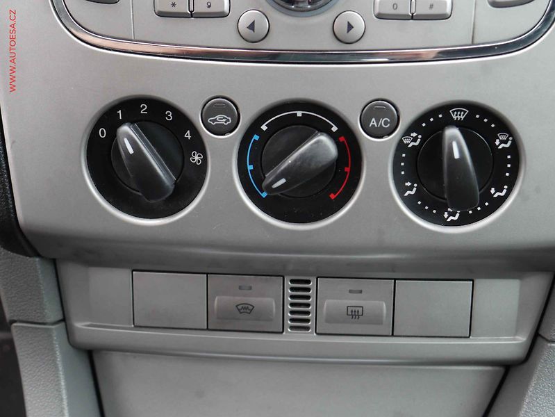 Ford Focus (2009) 1.6i, AC - fotka 13 z 17