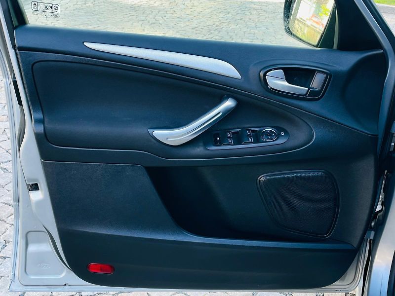 Ford Galaxy 2.0TDCi MANUÁL 7 MÍST VÝHŘEV - fotka 32 z 49