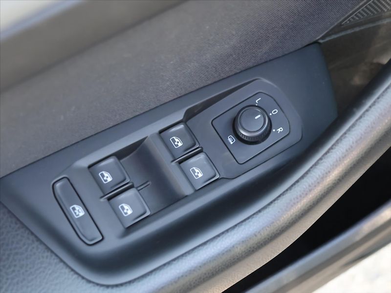 Volkswagen Passat 2,0 TDI 140kW DSG LED Aut.klim - fotka 15 z 34