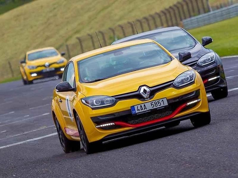 Rychlé Renaulty na Autodromu v Mostě.