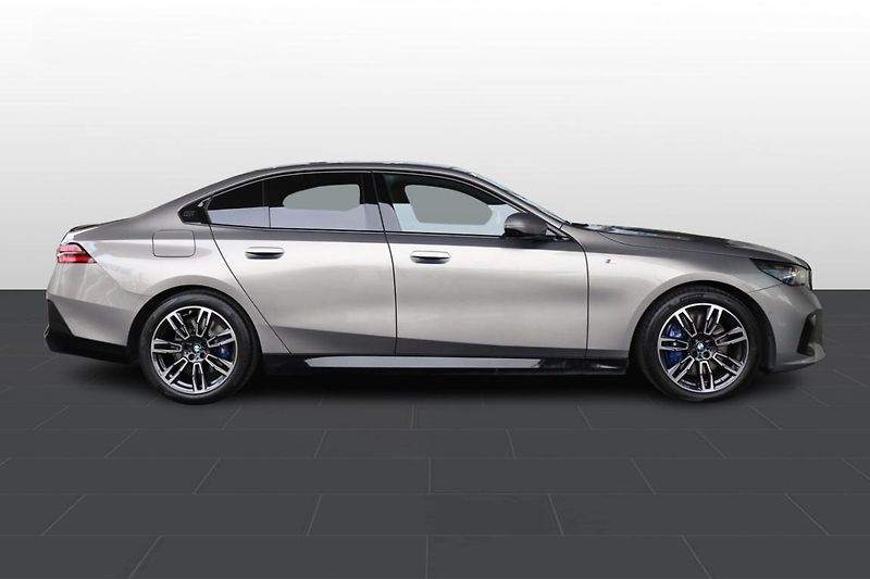 BMW Řada 5 540d xDrive Sedan - fotka 4 z 27
