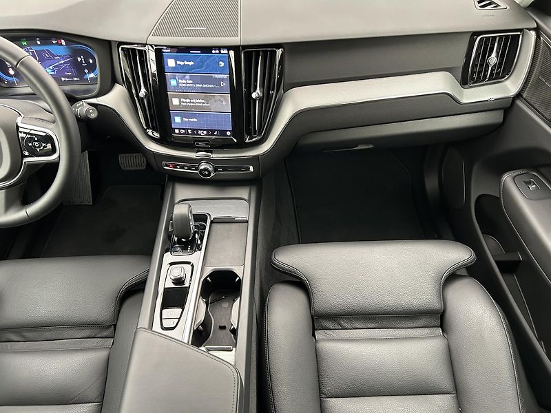 Volvo XC60 2.0  B4 4x4 PLUS  Black - fotka 16 z 29
