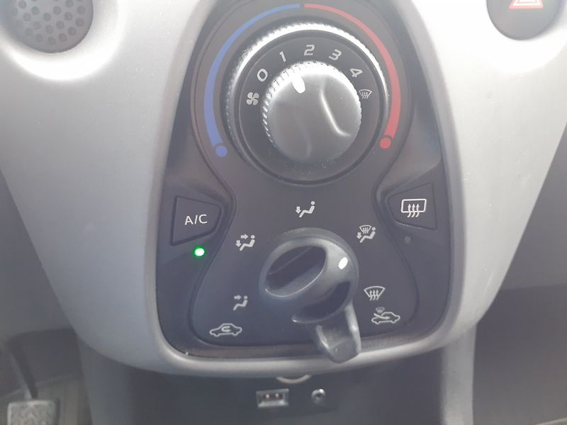 Peugeot 108 (2018) 1.0 VTi 53kW 1.maj.ČR - fotka 12 z 20