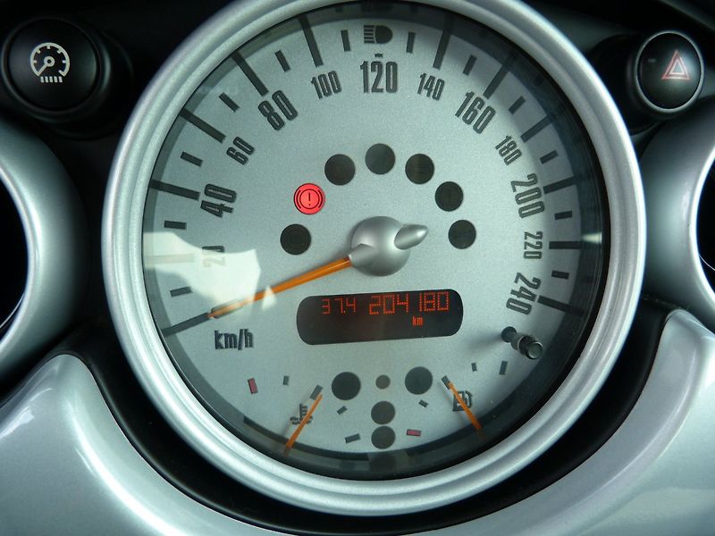 Mini Cooper 1.6 i 85 kw - fotka 14 z 17