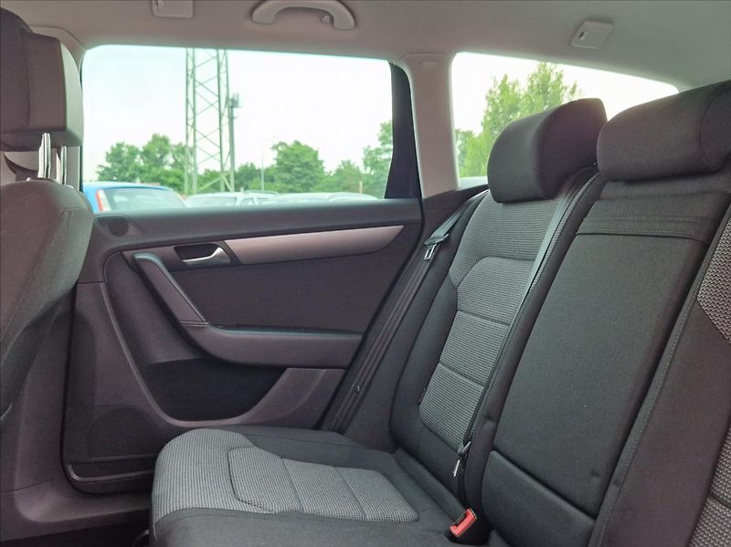 Volkswagen Passat 2,0 TDi 103kW KAMERA NAVI +ZIM - fotka 14 z 34