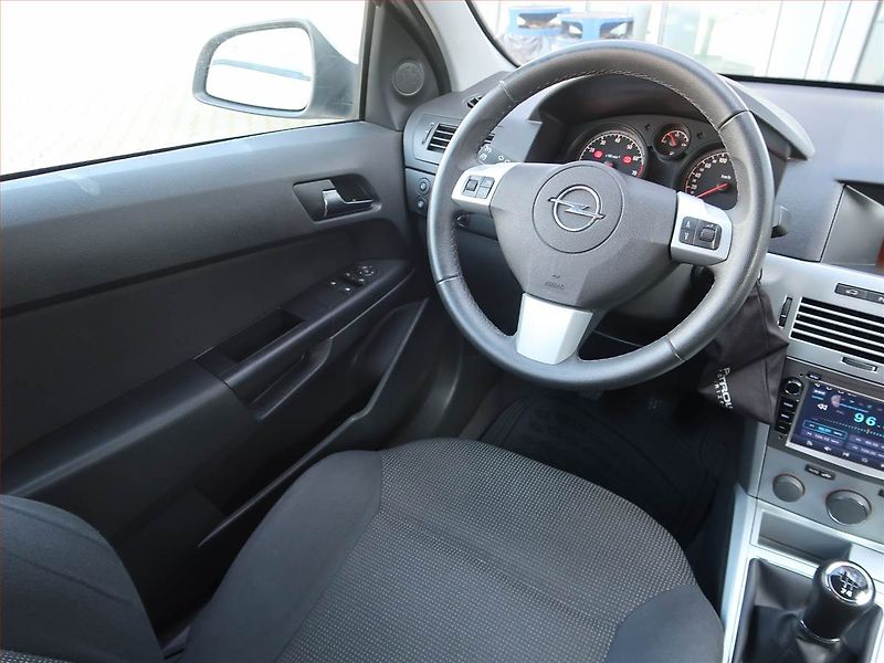 Opel Astra (2012) 1.6 16V, Tempomat - fotka 7 z 18