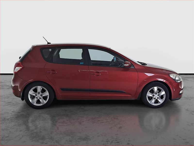 Kia Ceed (2011) 1.6 CVVT, Tempomat - fotka 6 z 14