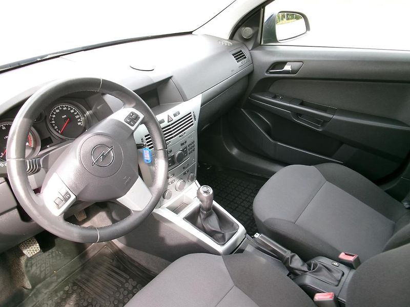 Opel Astra (2012) 1.6i KOUPENO ČR, 96 000 KM - fotka 9 z 10